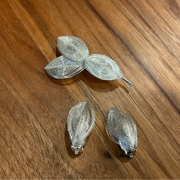 Broche et boucles d’oreilles assorties. - Picture 2 of 3